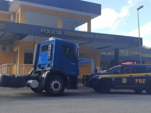 PRF apreende caminhão adulterado em João Monlevade (MG)