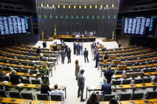 Câmara aprova aumento de salário a presidente, vice, deputados e senadores