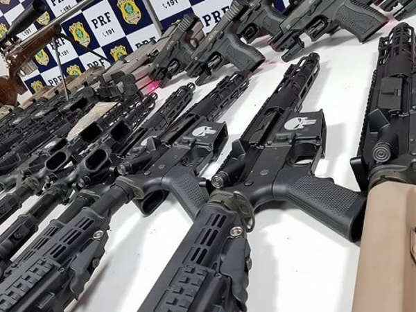 PRF apreende arsenal de guerra com dezenas de armas no Rio de Janeiro