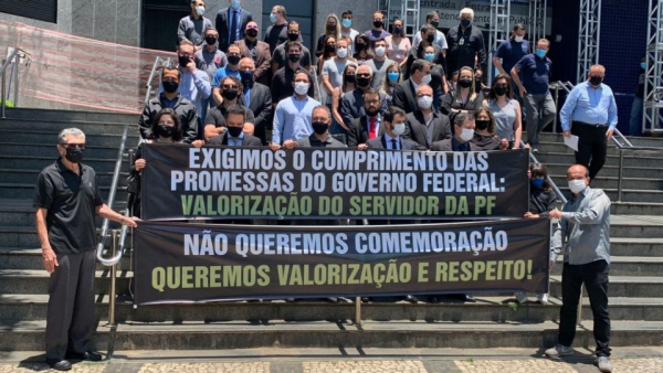 Bolsonaro afina e concede plano de saúde a policiais federais