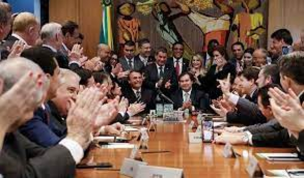 Bolsonaro põe Centrão na Casa Civil e recria Ministério do Trabalho