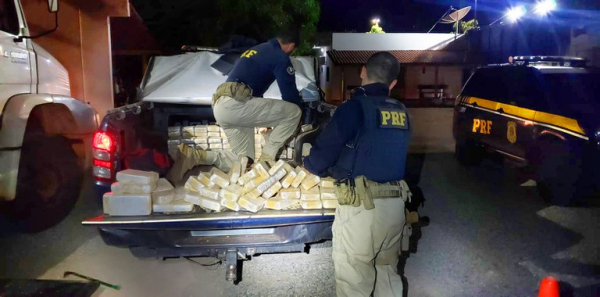 Agentes da PRF apreendem 372 kg de pasta base de cocaína na cidade de Nobres-MT